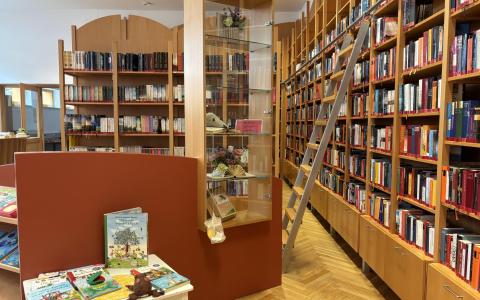 Bibliothek Lunz innen: Bücherregale, Tisch mit Bilderbüchern